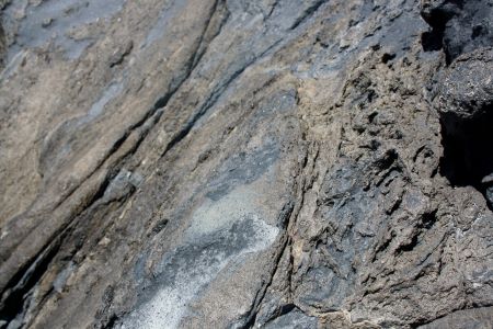 Se ve una fotografía con lava volcánica. Hay una figura entre sus formas.