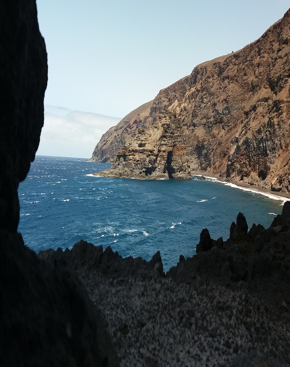 Panorámica desde una cueva de santo domingo en garafía. El viento atiza, el mar refresca.