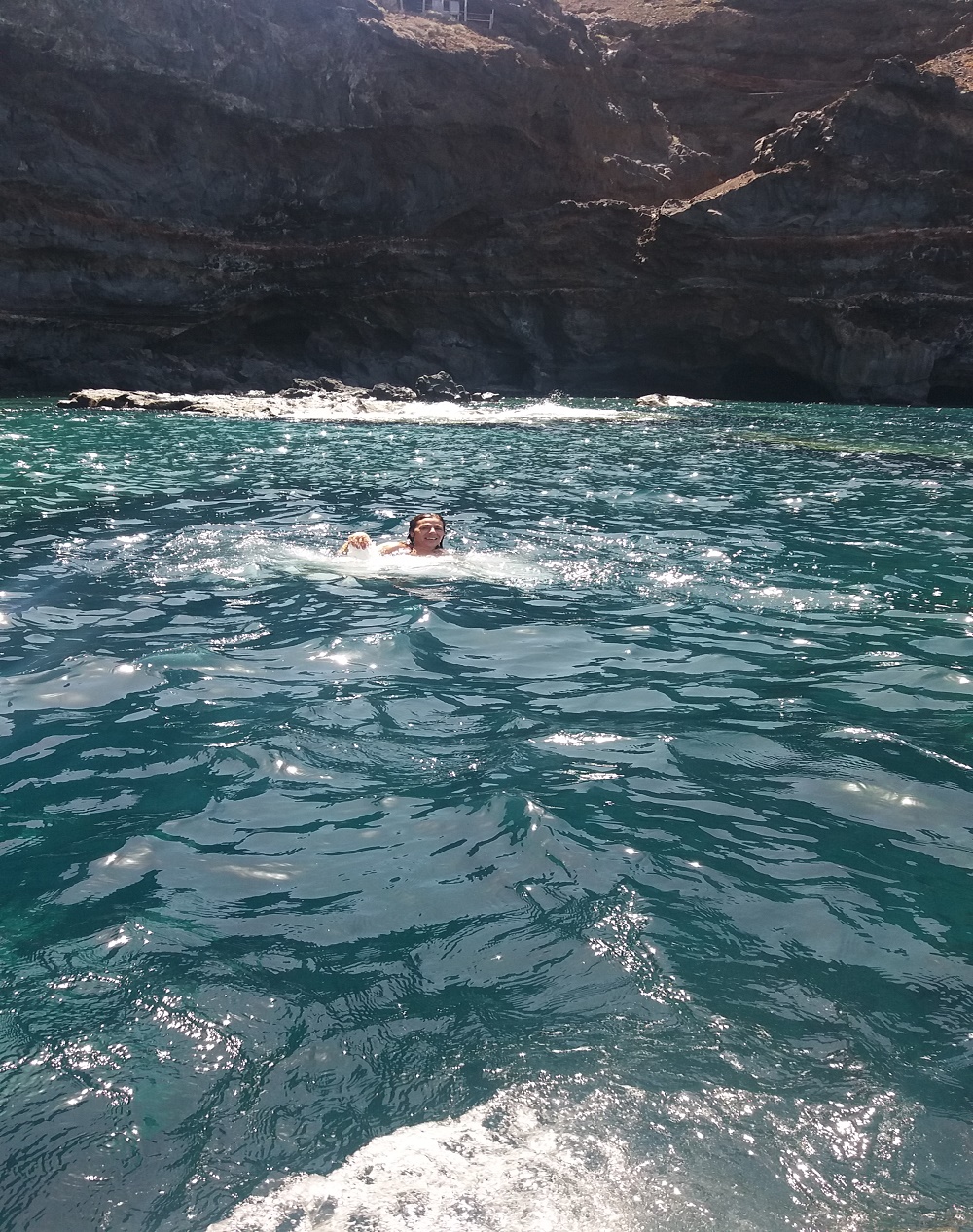 Un baño de mar en la cala de garafía; burbujeante transparencia de profundo sabor a mar, a algas, a esencia de sal.