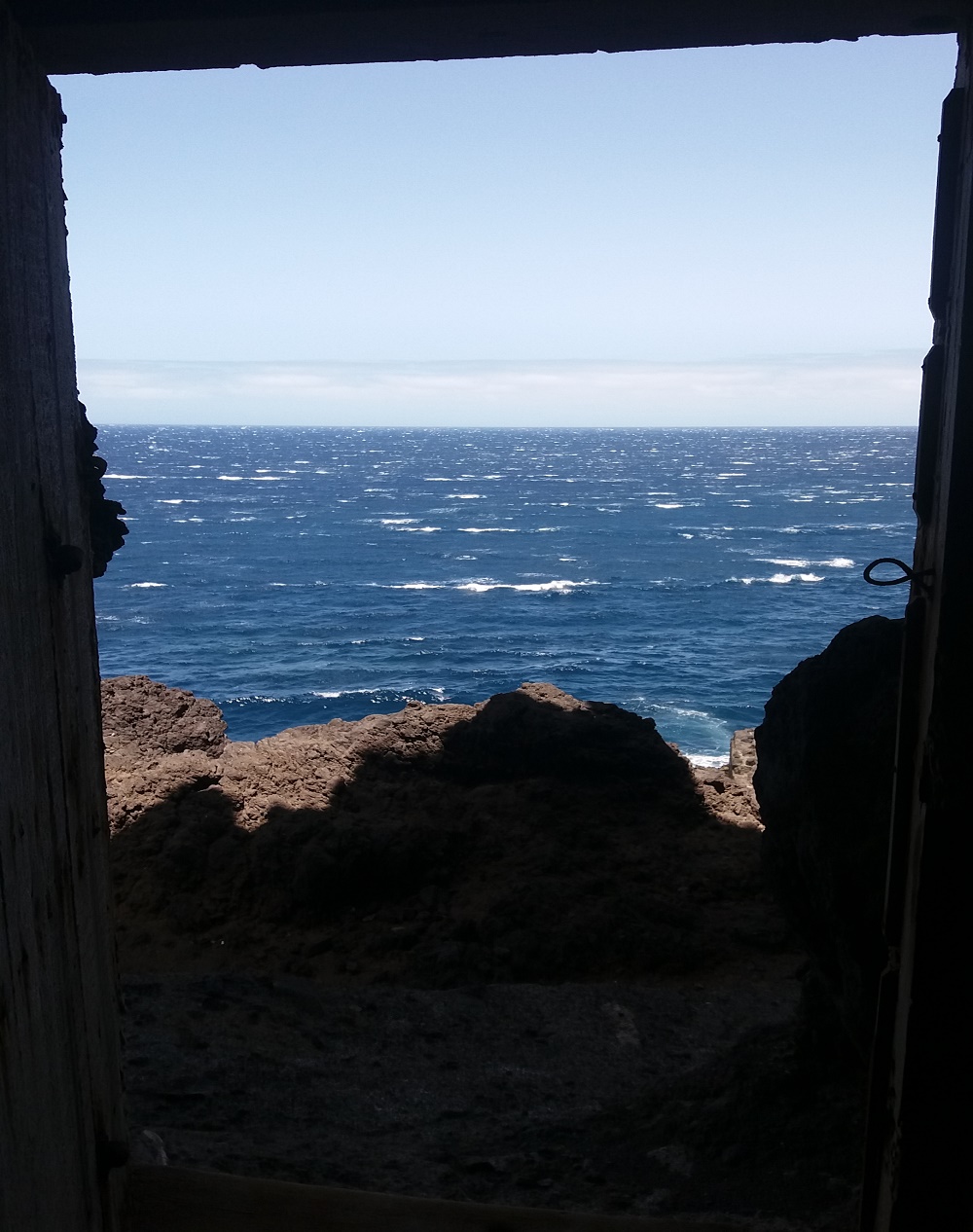 Dentro de la cueva fresca, natural; con el pescaito y la ensalada refrescante; las lapas, los cangrejos; la frescura de tierra adentro.
