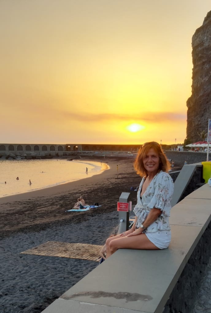 Con una bella puesta de sol amarilla, con la brisa del mar, algunos versos de poesía, y una parte de la vida en Agosto. Isabel.