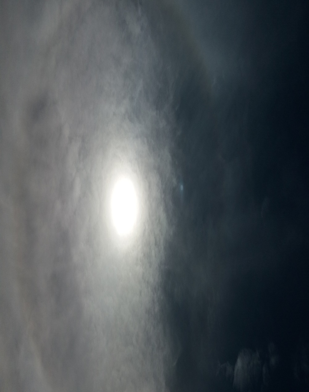 Un haro solar a plena luz del almediodía, acompañado por un planeta.