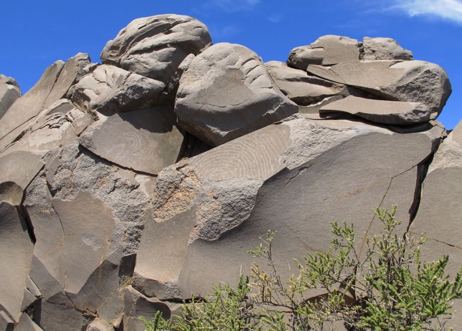 petroglifos de piedra en piedra