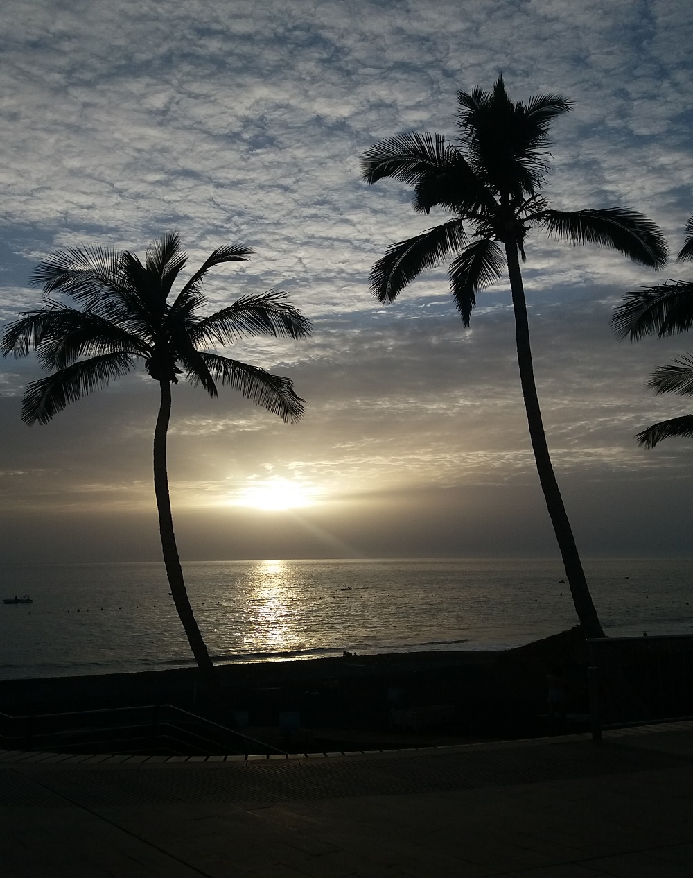 Una preciosa puesta de sol, con pinceladas en el cielo y burbujas en la mar.