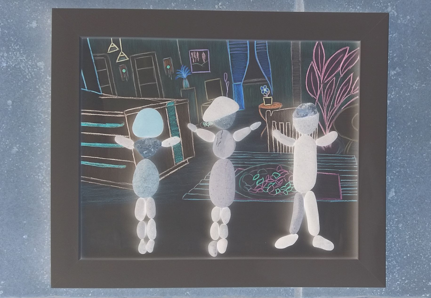 en una habitación, a color, tres figuras representan una obra de teatro