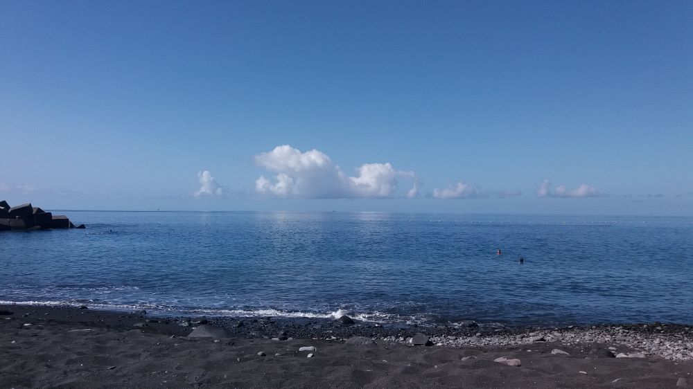 Desde la playa de Tazacorte. Con su arena negra y sus piedras de multitud de colores. Un chapuzón para refrescarte del calor.