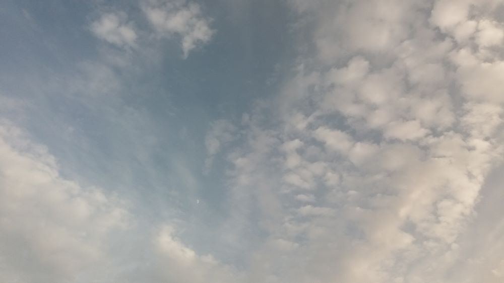 Se ve a la luna envuelta en unas nubes, en la que se muestra una cara.