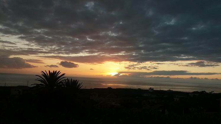 Se ve una puesta de sol en el mar; con nubes de octubre en el cielo; octubre, octubre.
