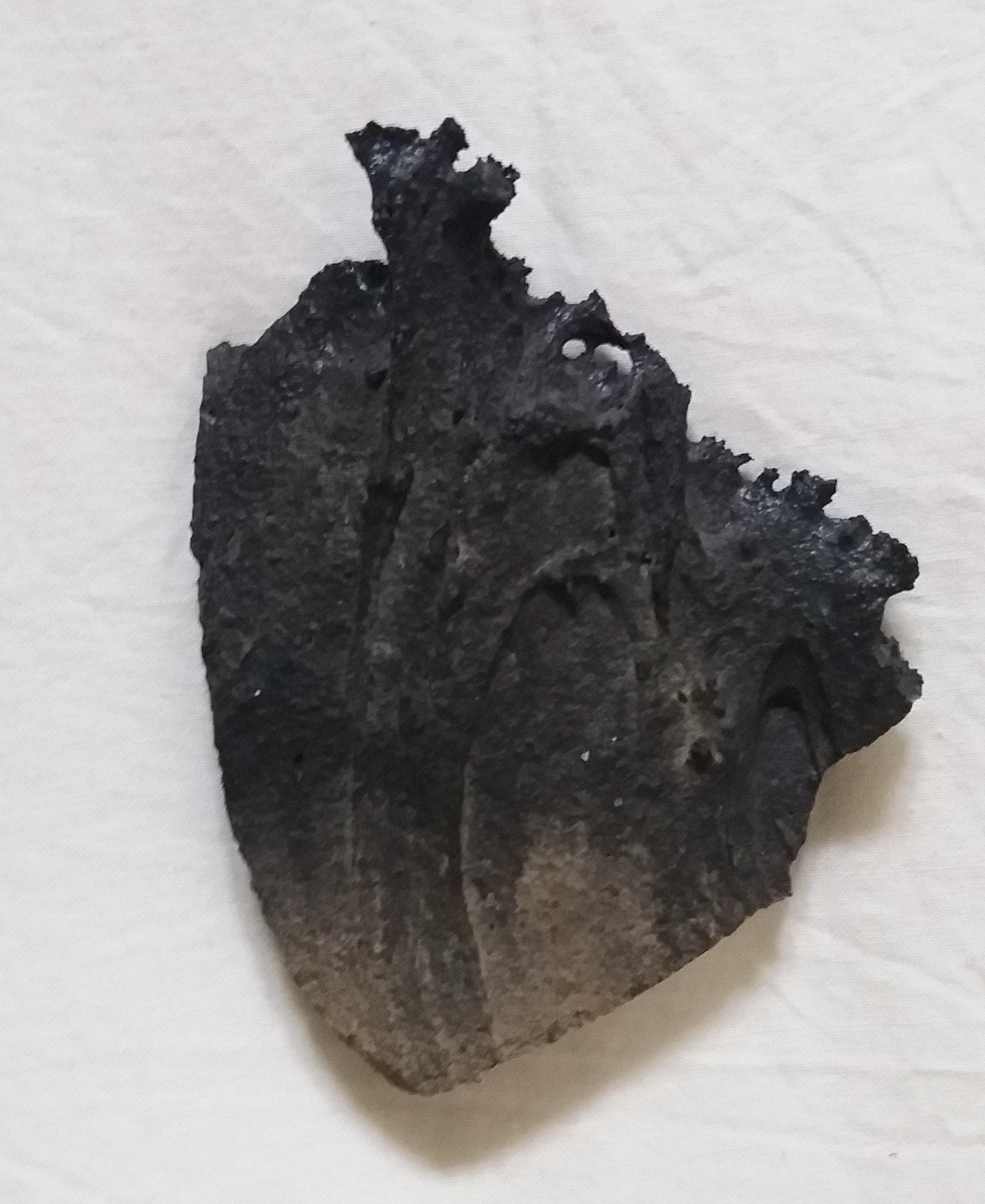 Se ve una piedra natural de lava volcánica; con sus suaves líneas que rajan la piel, que fertilizan la tierra, que dibujan nuestra costas, nuestras montañas, que conforman nuestro espíritu. Un volcán de vida