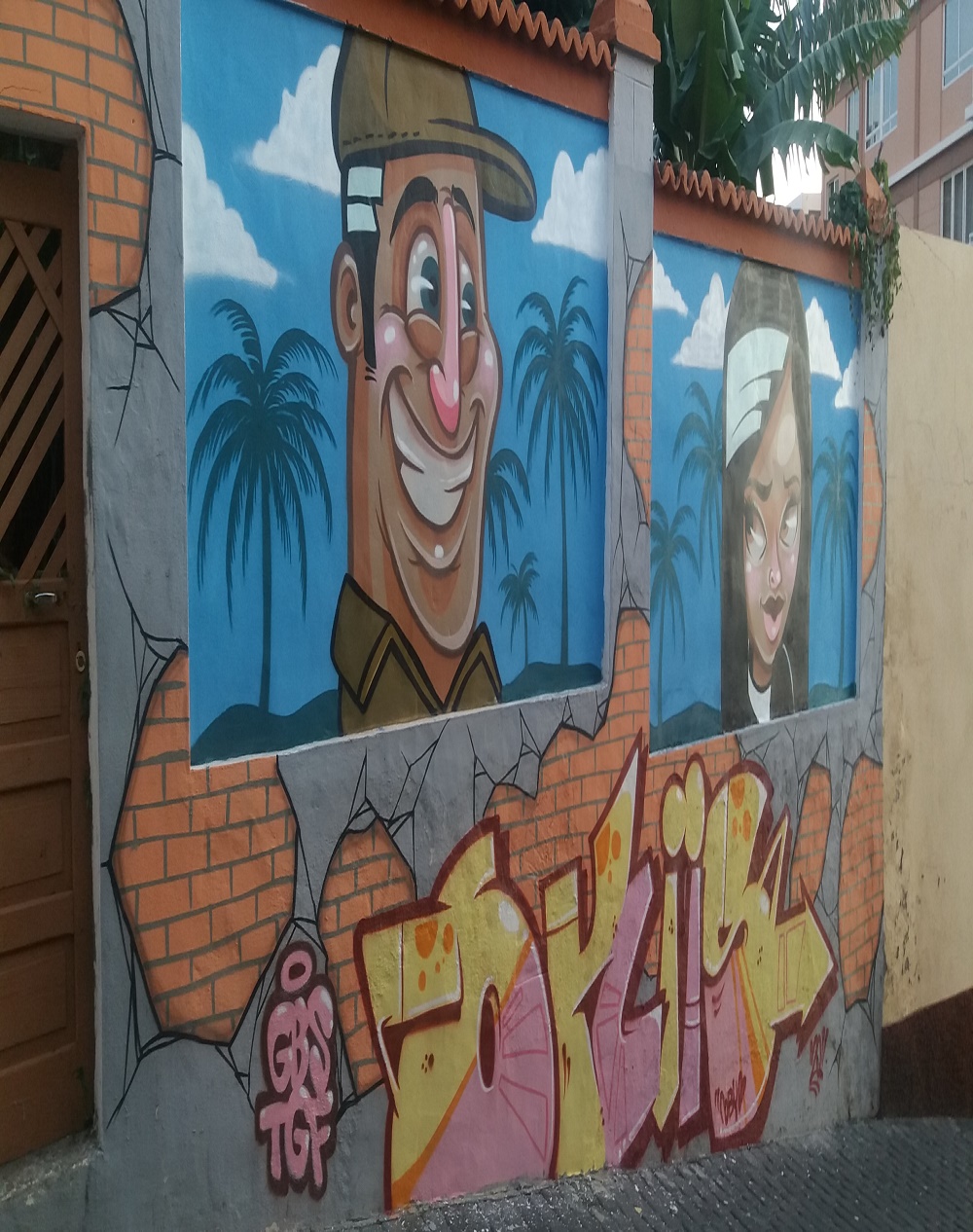 Se ve un grafiti en una pared. Es un flechazo de amor; un flechazo de vida.