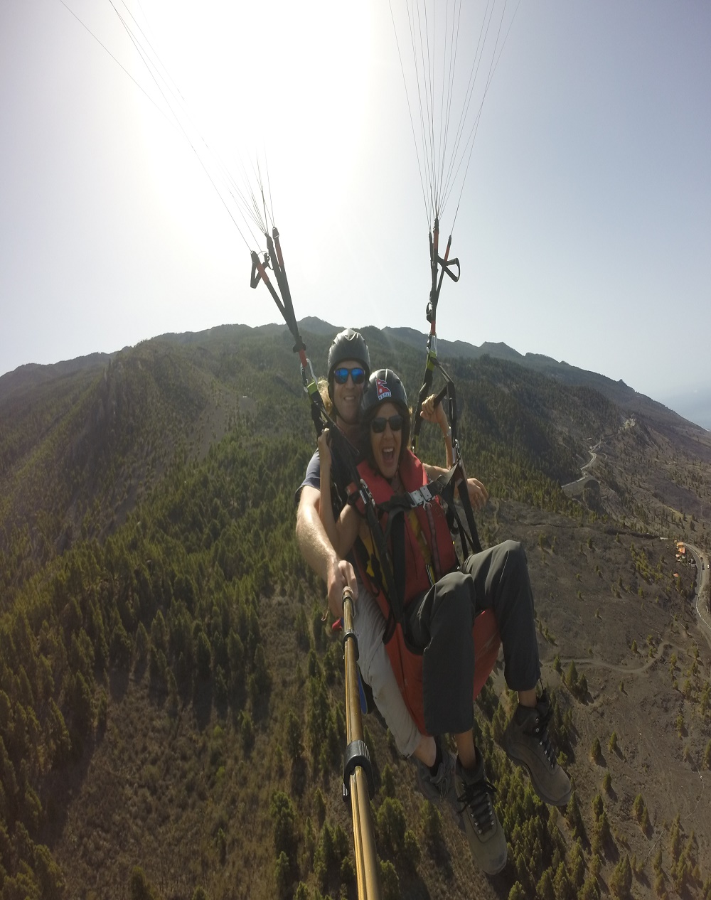 Volando en parapente por primera vez. Es una sensación al principio de pavor, luego calma, y después silencio.