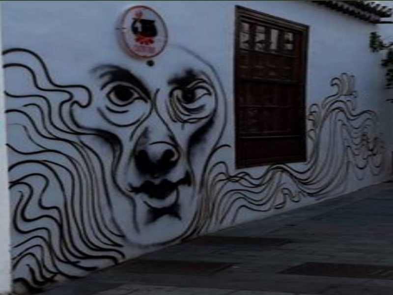 un anómino en la pared