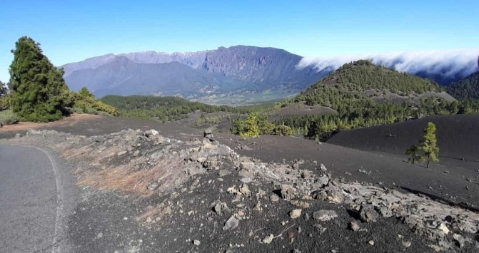 Se ve una fotografía con el mar de nubes sobre la cumbre, un domingo, dominguero, por la ruta del viajero