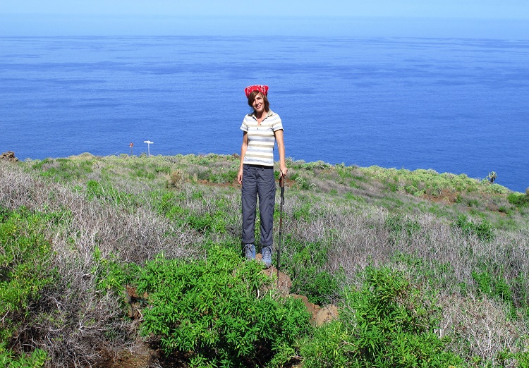 Isabel en rutas por garafía, inspiración de viento, mar y montaña, dragos y sabinas