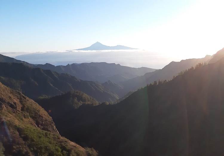 desde la gomera se contempla le espectacular Teide, en círculos concéntricos