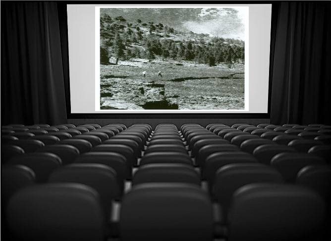 Se ve en una pantalla de cine una vieja fotografía de cómo se resquebrajo la tierra. Y poco a poco el gran deslizamiento, el tsunami atlántico llegará a las américas.