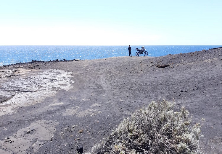 en moto por el maravilloso paisaje de montañas de volcanes, y rodeados de mar. Alisios y sal.