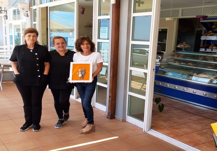 Aurora, Ana e Isabel, Galeríaisaarte, comiendo tartas, café en Panadería-
Bäckerei Puerto Naos, 
