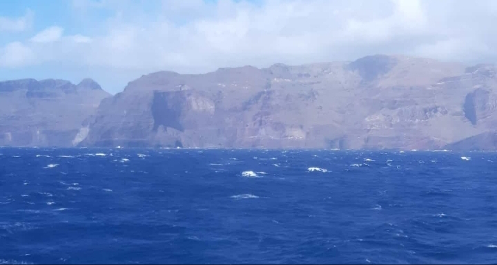 Panorámica del mar con fuerte marejada y viento de olas de tres metros, navegando por los costas de unas islas de canarias