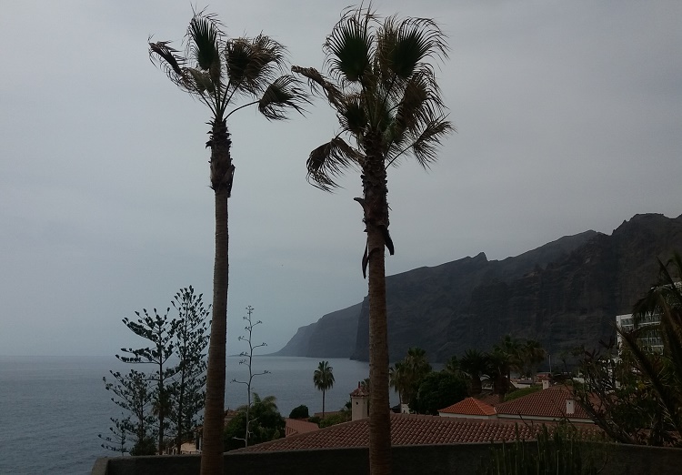 Se ve una panorámica de los acantilados de los gigantes. Un rincón espectacular, agradable y fresco.