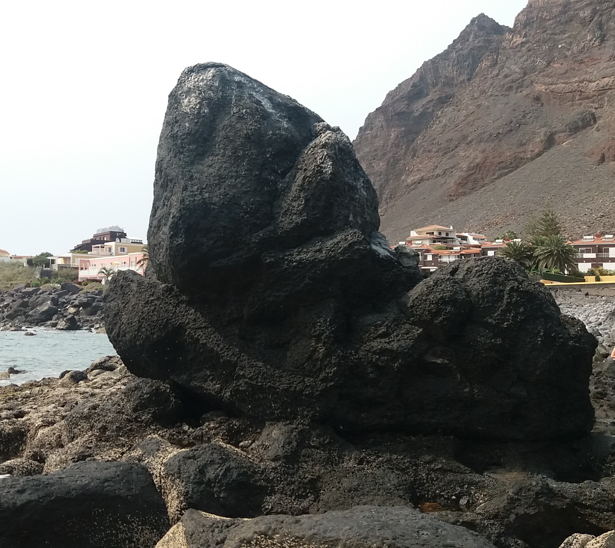 las grandes piedras modeladas por la sal, el mar, el viento y los caprichos de la erosión