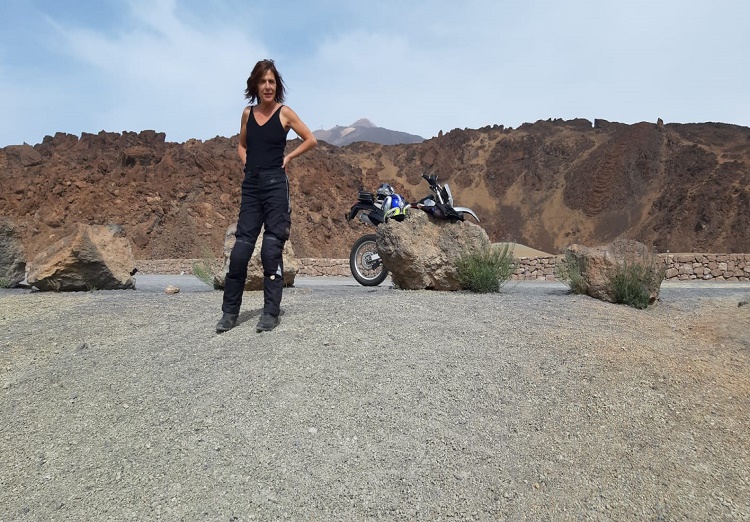 Se ve una motera con el Teide al fondo; una libertad volcánica.