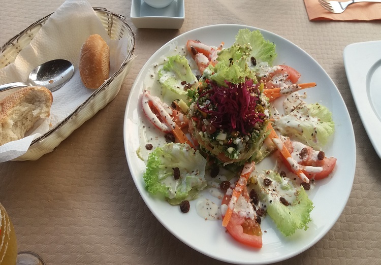 Una ensalada fresca de gustoso apetito