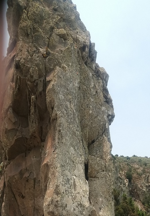 risco surgido desde lo más profundo del mar; mantiene sus colores verde turquesa, marrón y caliza