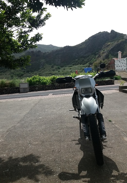 Se ve una moto enduro; en alto todo se ve de forma diferente.
