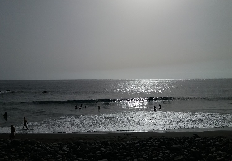 Panorámica del mar y los bañistas bañándose. que rica¡