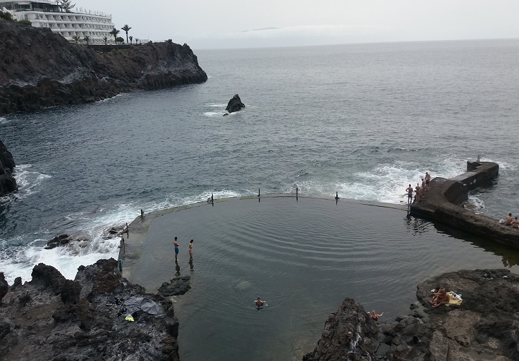Se ve una poseta natural de agua de mar, formada por la lava y la erosión del mar. Un baño con una careta y flotar, con las suaves ondulaciones de sus mareas. flotar, y flotar