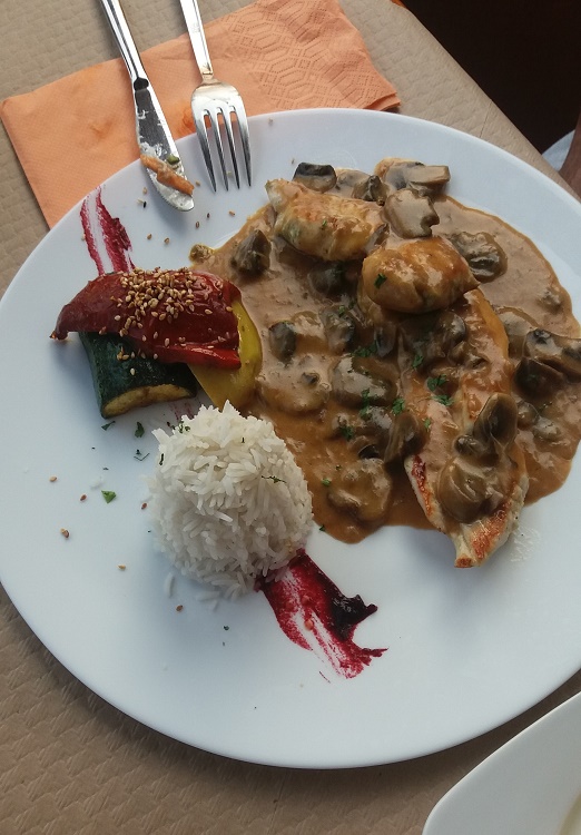 Se ve un plato de carne en salsa de champiñones. Uh, que rico