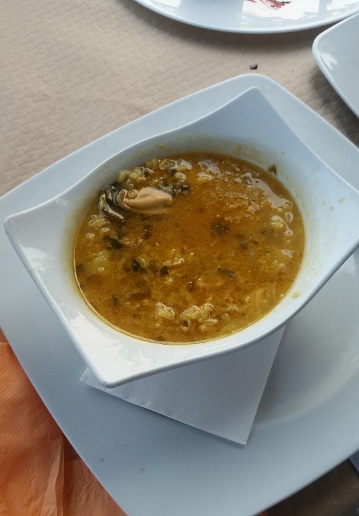 Se ve una sopa de marisco, con sabor a mar, a caldo de pescado; riquísima