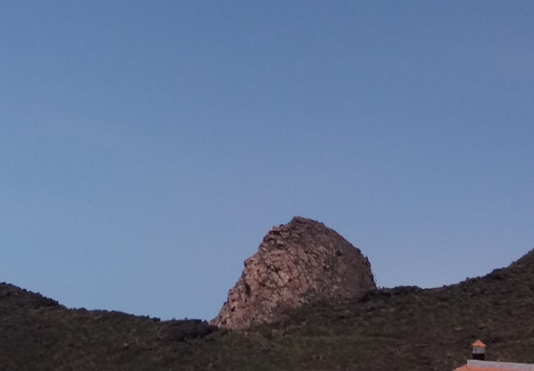 Piedra de cara en Tamaimo, vigilante perpetuo de sus cumbres, y mirando al mar