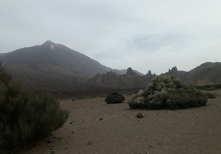 Panorámica del volcán Teide con el Valle de Ucanca a su ladera. Furia de belleza