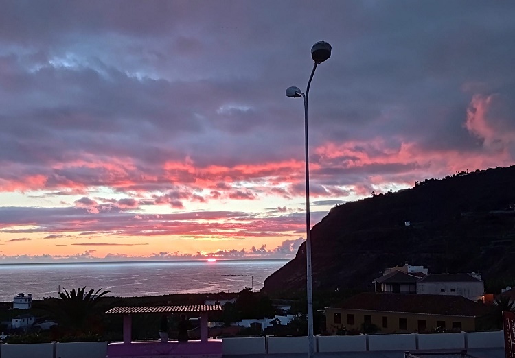 Se ve la avenida de Tazacorte llena de colores de mar y sol