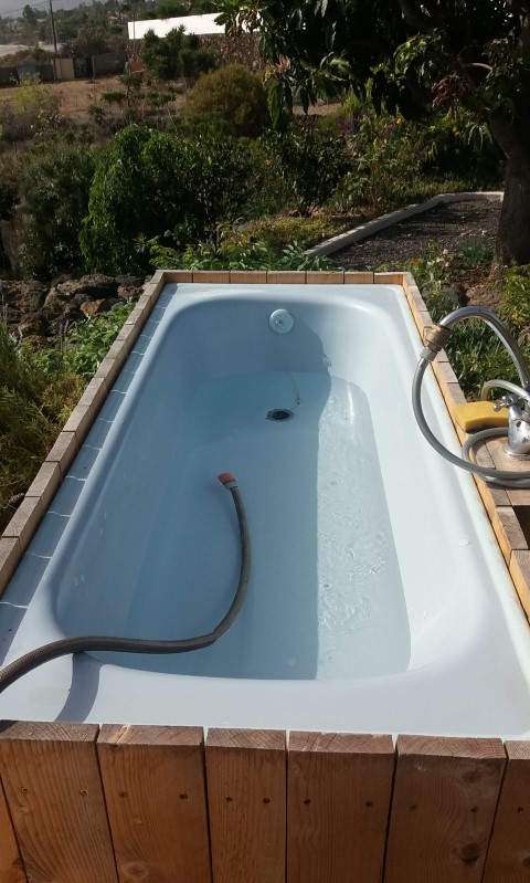 una bañera en el jardín, rodeada de lavanda, orégano, geranios