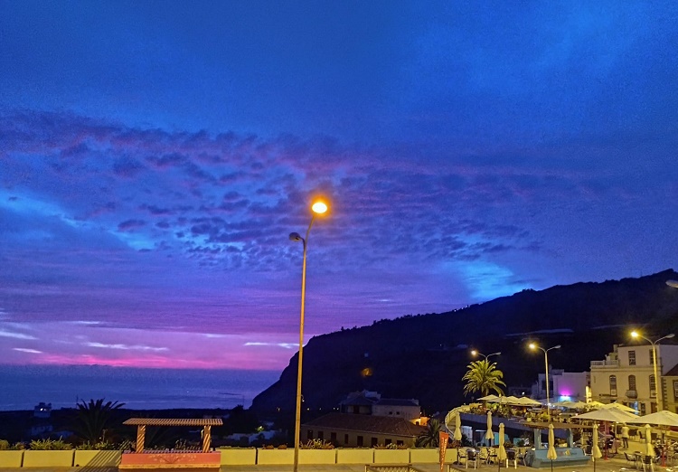Se ve un camino azul en el cielo, con diferentes tonalidades de un atardecer de calima; que suerte poder ver en colores