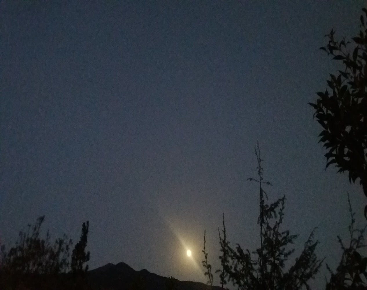 Se ve un haro de luna, encima del berigoyo, con sus imponentes rayos lunares; cada vez se acerca más, sin embargo dicen que se aleja. No sé