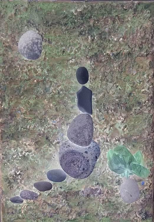 Se ve una figura sentada en una hermosa piedra. Contemplando la noche estrellada junto a una bella orquídea