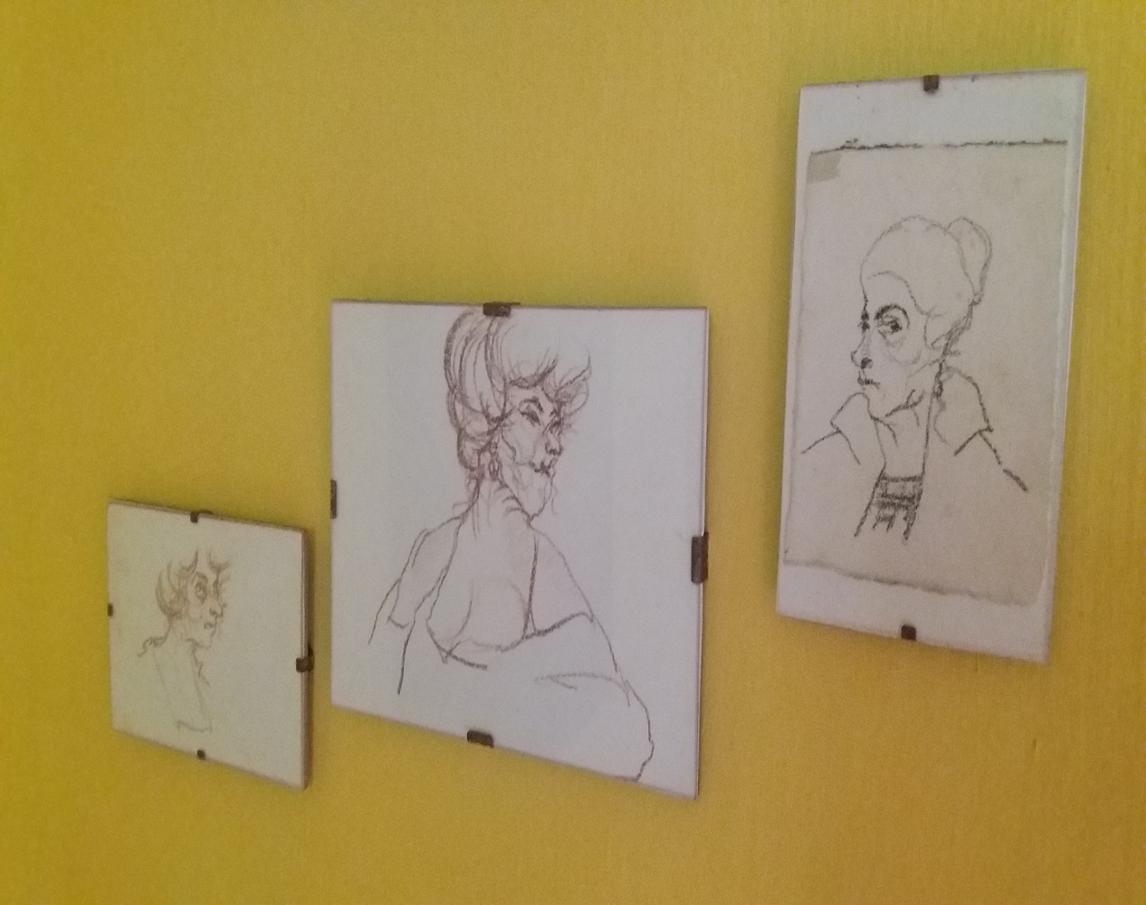 Se ven tres retratos de trazos de lápiz. Son rostros con cara de miradas.