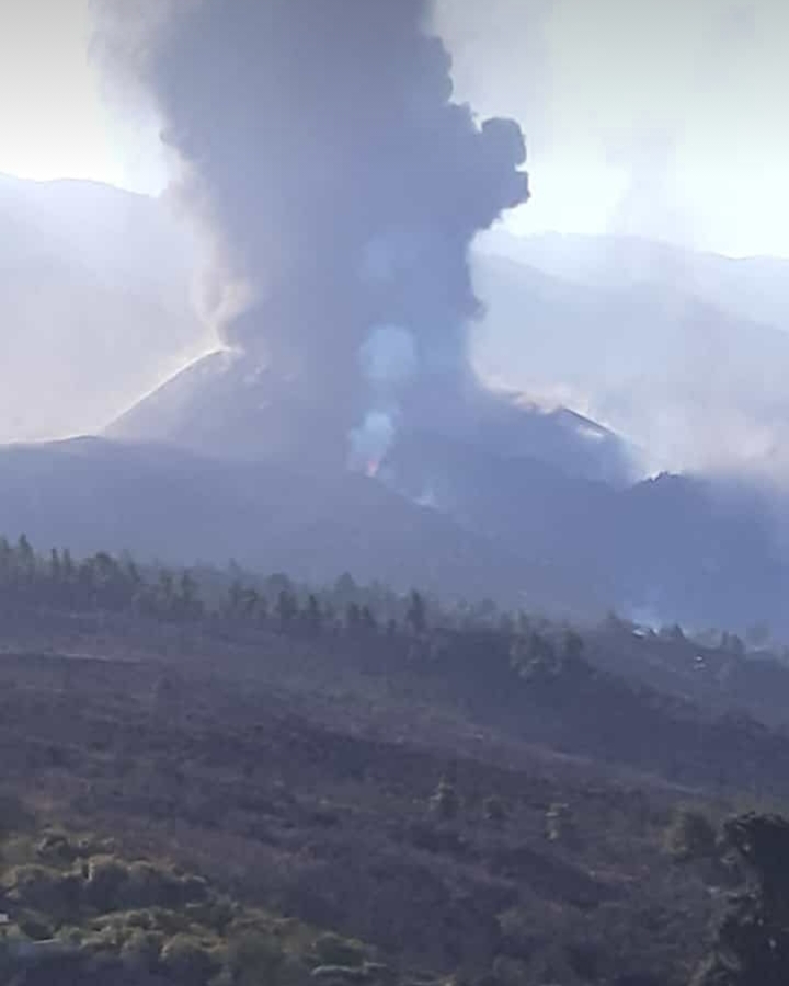 Con furia y frenesí este gigante volcán mide ya 250 metros de alto y se encuentra frente a mi casa. Es impresionante