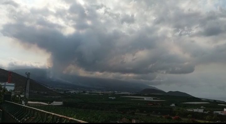 Se ve desde la carretera hacia Tazacorte, la inmensidad y alcance del nuevo volcán sin nombre de la erupción de cumbre vieja en la isla de la palma