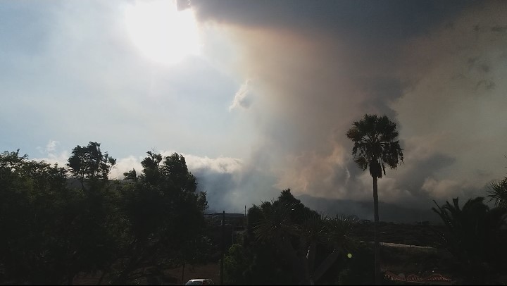 Se ve un volcán en frente de mi casa. Su ancho será su boca, aunque uno se fije en su chimenea hacia arriba; las fisuras están en el ancho. Los gases muestran el camino que seguirá