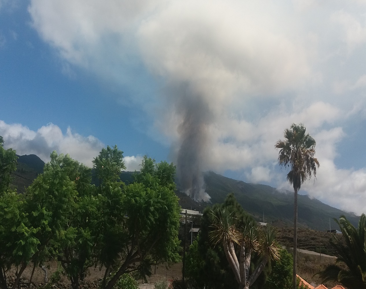 Panorámica de la erupción de un nuevo volcán, en la isla de la Palma, delante de mis narices, en frente de mi casa.