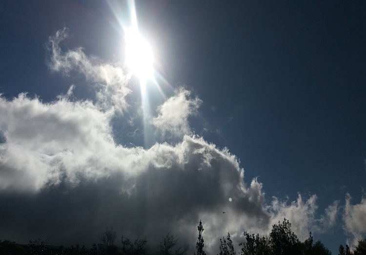 Se ve un helicóptero sobrevolando cumbre vieja, en busca de la erupción de un nuevo volcán. Pero también hay algo más, una esfera blanca brillante.
