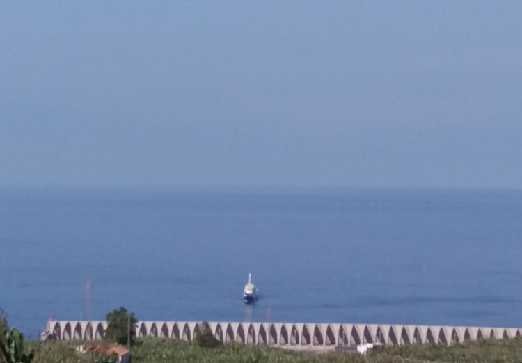 Se ve el buque oceonográfico español llegando al puerto de Tazacorte en la isla de la Palma para controlar la llegada de la lava al mar y sus efectos
