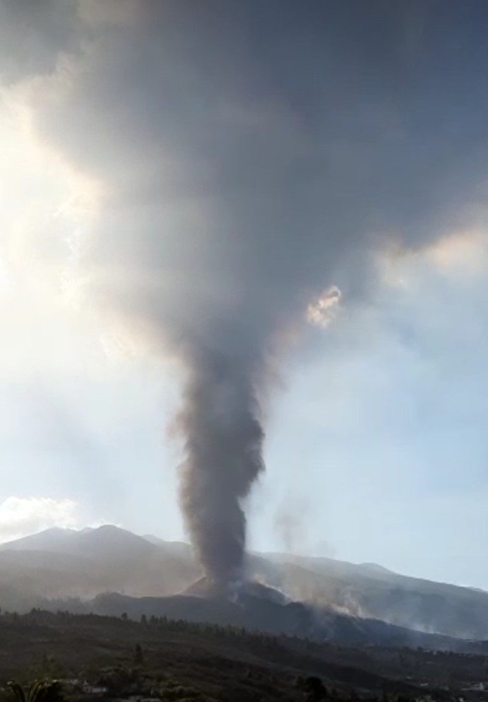 Se ve la erupción de un nuevo volcán en la isla de la palma. En 7 días ha crecido como un gigante rojo colosal