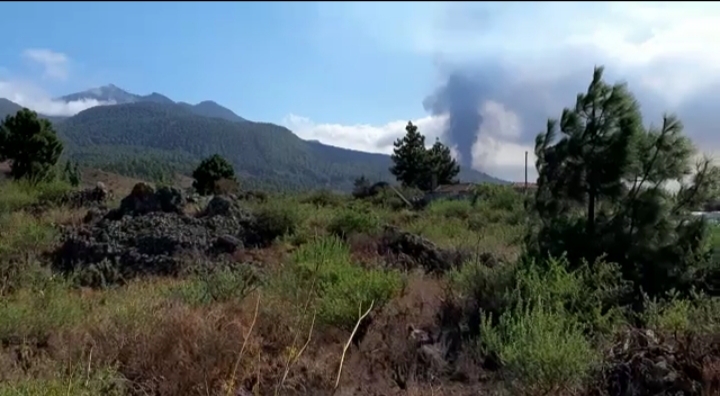 Panorámica del nuevo volcán de la isla de la palma en cumbre vieja, en la zona conocida como cabeza de vaca, visto desde el pueblo del Paso