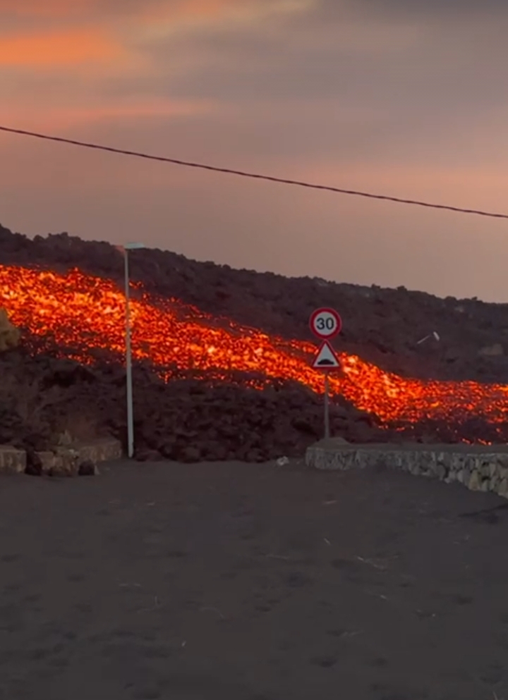 Se ve un rio de lava saltandose la señal de circular a 30; ellas también incumplen las normas.